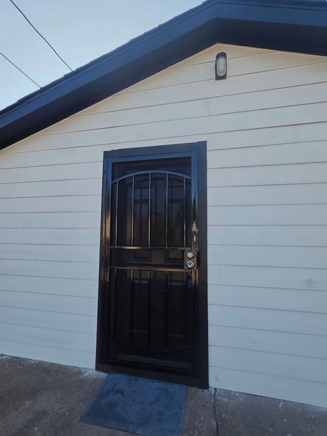 Building Photo - 5403 Ave Q 1/2