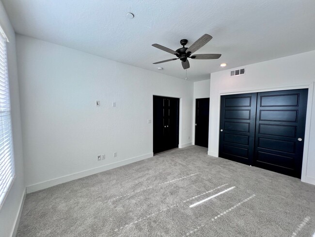 Building Photo - $2,295 Herndon & Peach, 2 Bedroom Condo - ...