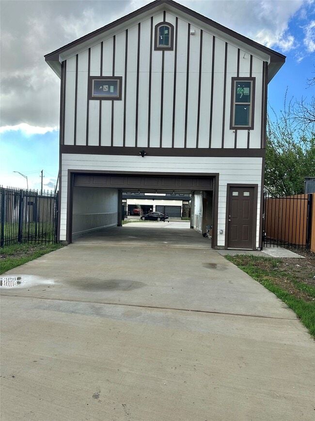 Building Photo - 8321 Coma St