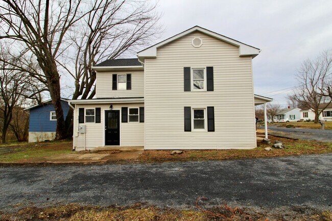 Building Photo - Charming 4 Bedroom, 1.5 Bath Farmhouse for...