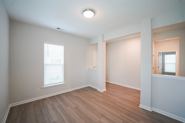 Foto del edificio - Available Now!