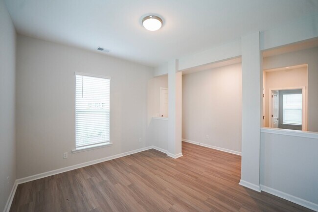 Foto del edificio - Available Soon!