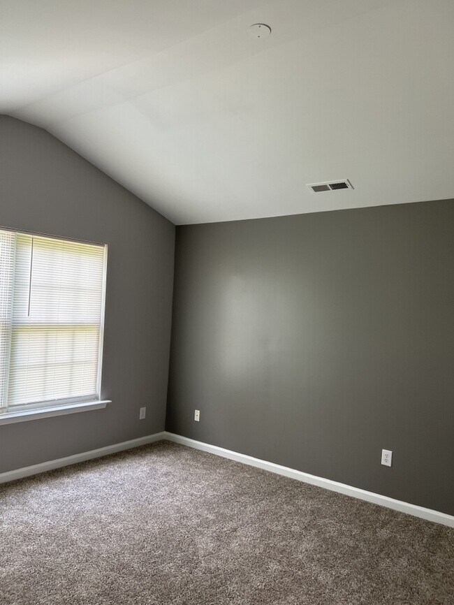 Building Photo - House in Simpsonville