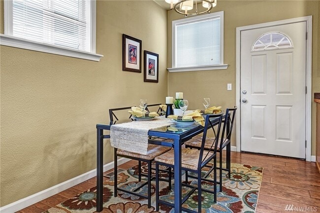 Building Photo - 3 Bed House Available Now! 1 block from Gr...