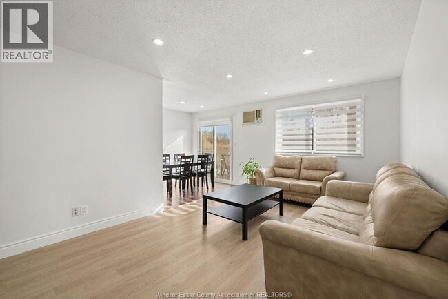 Building Photo - 1497 Bayswater Crescent