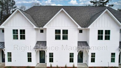 Building Photo - 630 Village Dr