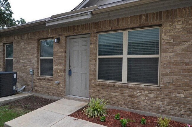 Building Photo - 2304 S Lakeline Blvd