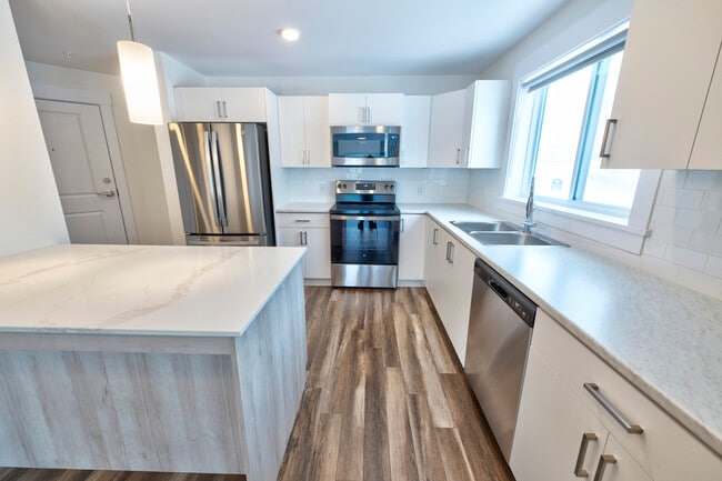 Building Photo - Manhattan Drive Community