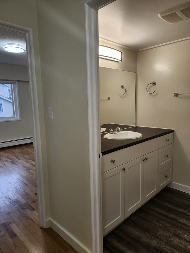 Photo du bâtiment - 1653 Oak Bay Ave