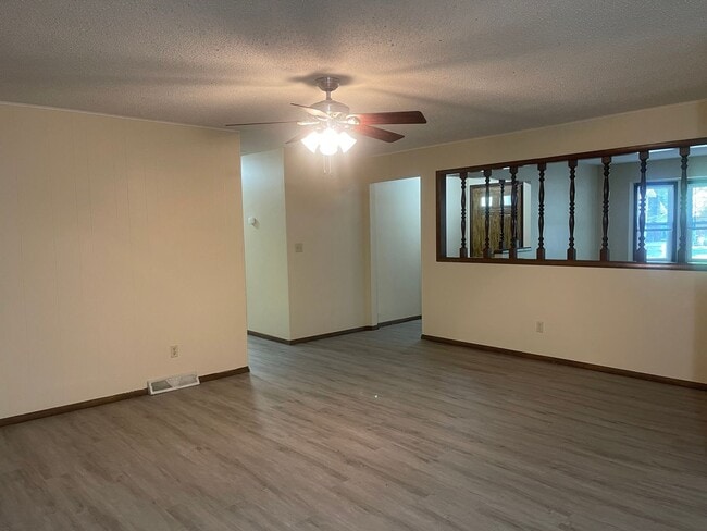 Building Photo - 3 Bedroom with 3 live areas + Office!