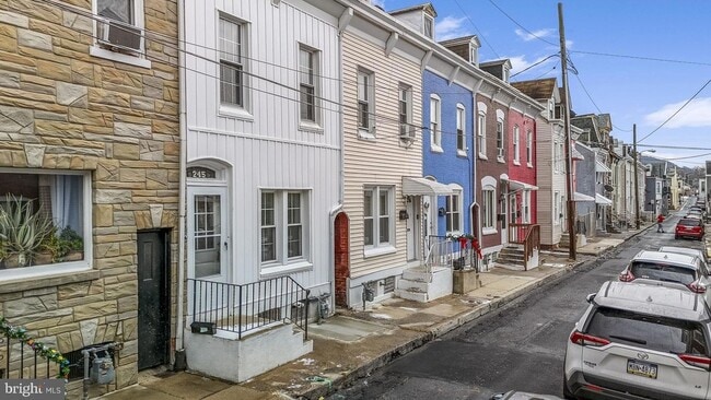 Building Photo - 245 Mulberry St