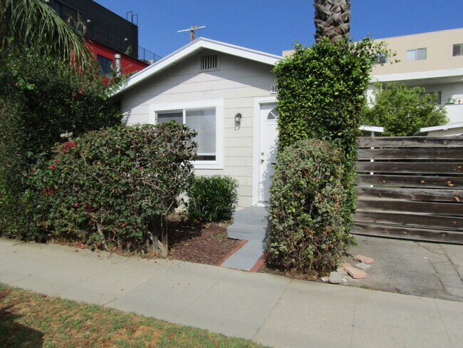 Tranquilo sobria frente. - 11915 Iowa Ave