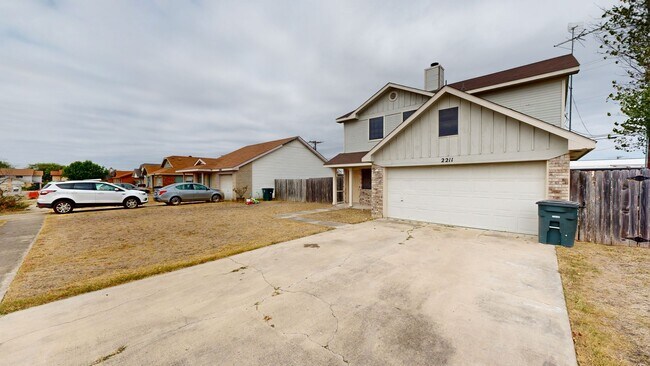 Building Photo - 2211 Hilltop Loop