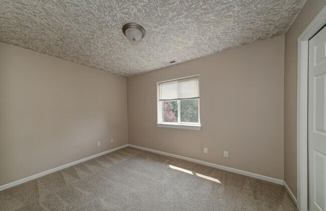 Foto del edificio - 4bd/2.5ba House with Washer/Dryer & Fully Fenced Yard!