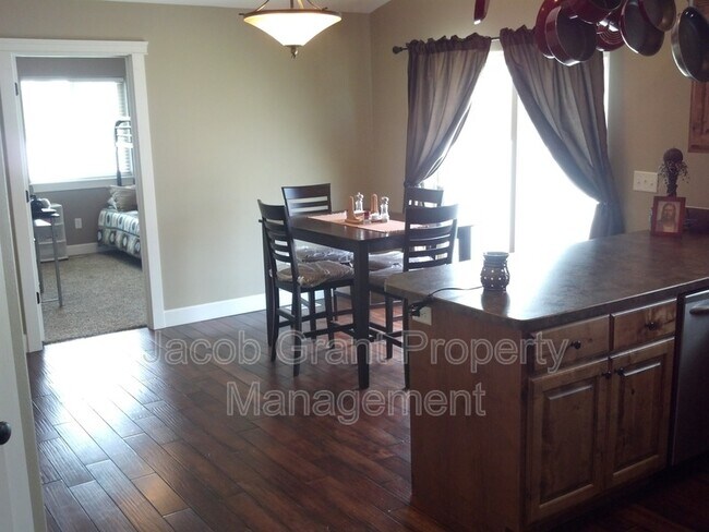 Building Photo - 1422 Falcon Dr