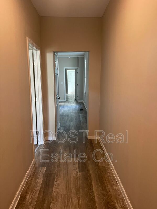 Building Photo - 482 E Markison Ave