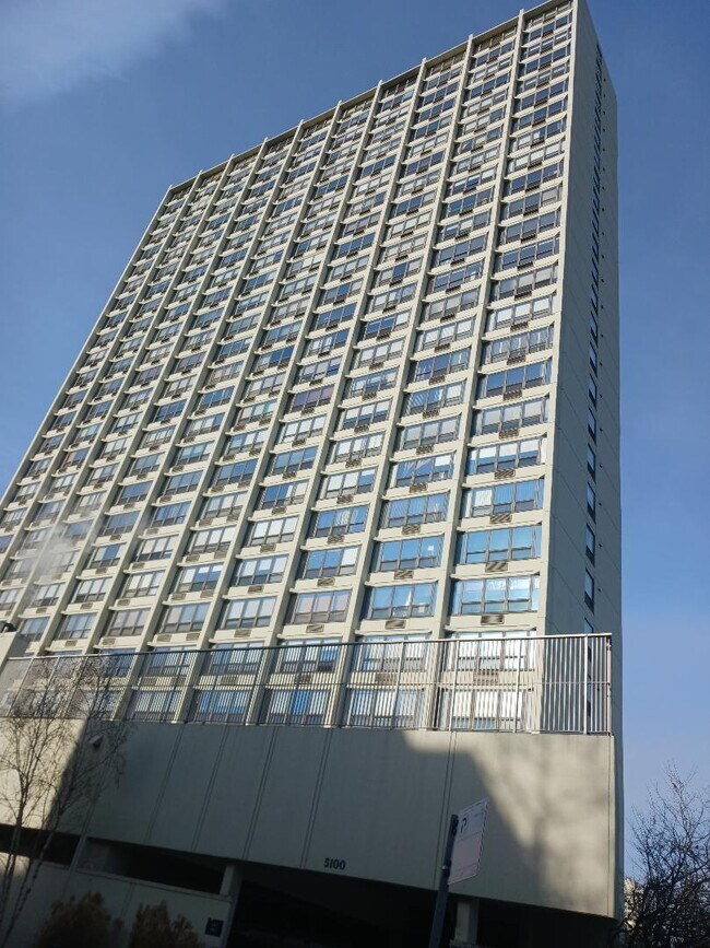 Foto del edificio - 5100 N Marine Dr