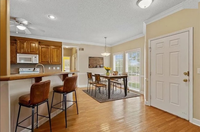 Foto del edificio - 15574 Floyd Ln