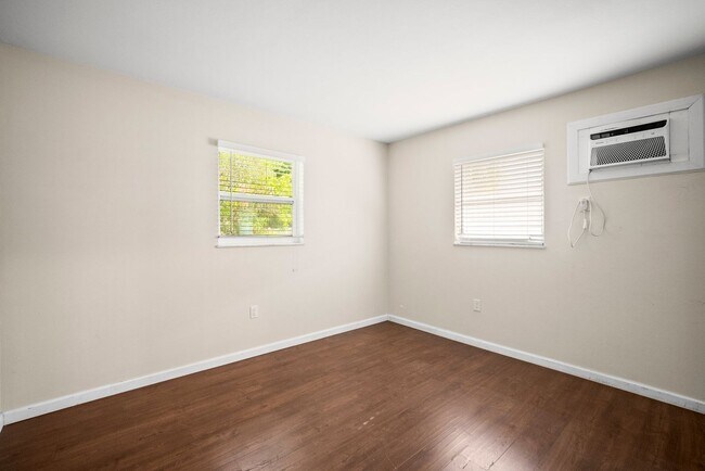 Foto del edificio - ANNUAL RENTAL - 1 Bedroom, 1 Bath Duplex i...