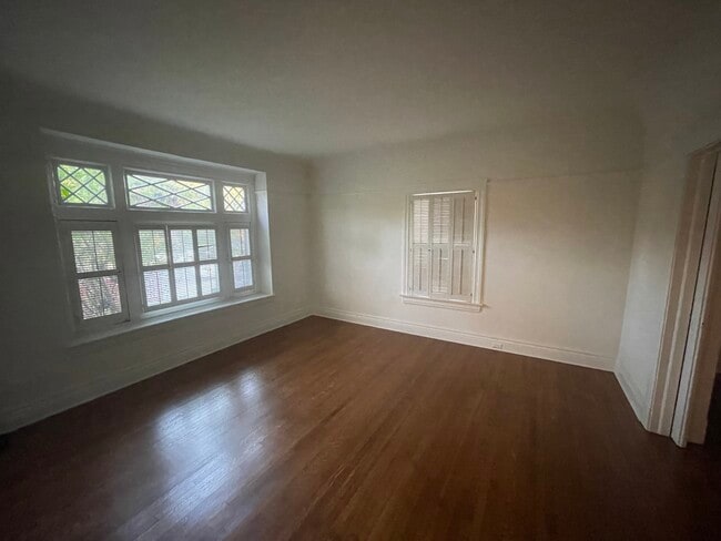 Building Photo - 2723 Kenwood Ave