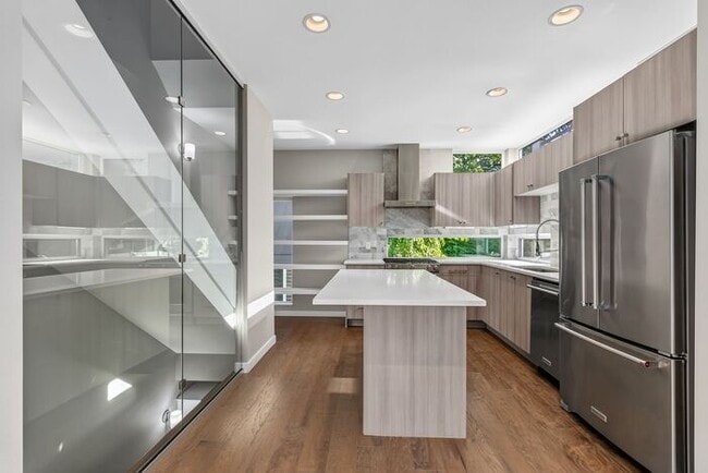 Building Photo - Trendy West Seattle Townhome w/Air Conditioning and Rooftop Deck