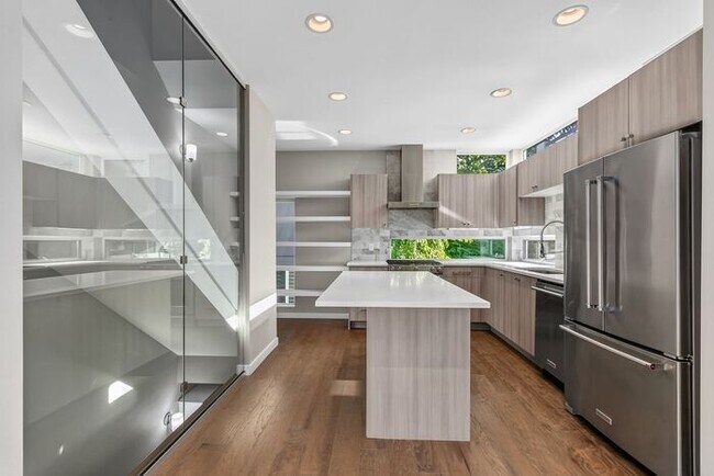 Foto del edificio - Trendy West Seattle Townhome w/Air Conditioning and Rooftop Deck