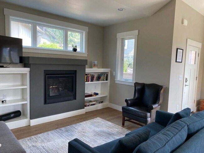 Foto del edificio - Furnished West Bend Home Available October...
