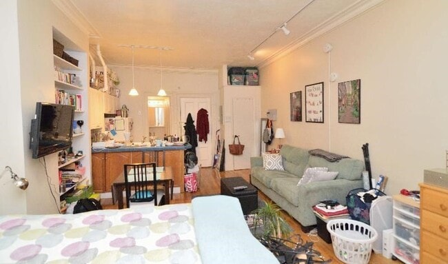 Building Photo - 3 St Charles St