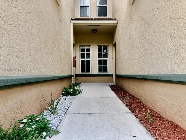 Foto del edificio - 2532 Centergate Dr