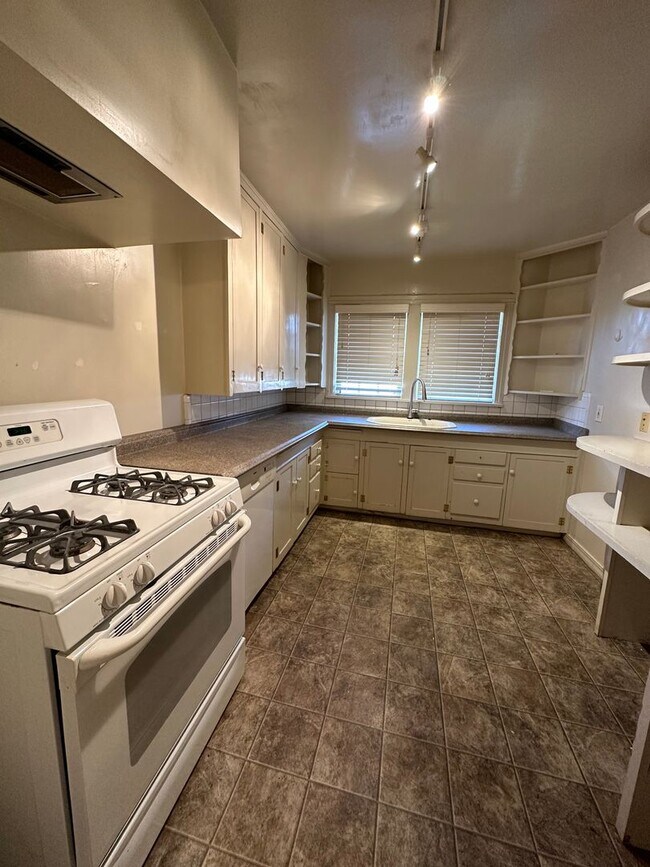 Foto del edificio - Charming 2bedroom could use one of the roo...