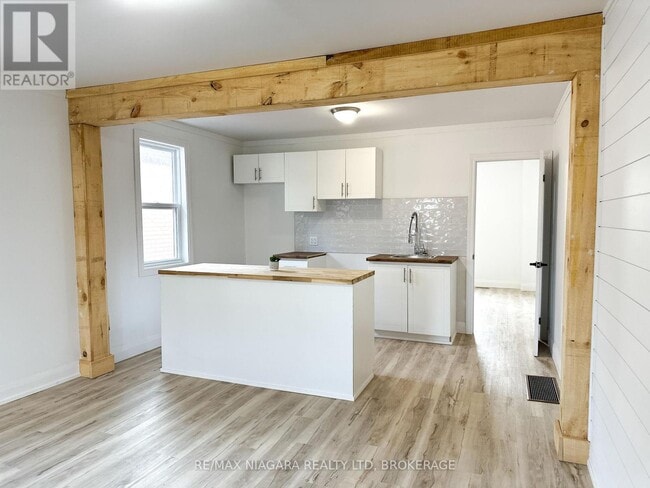 Building Photo - 233 Pelham Rd
