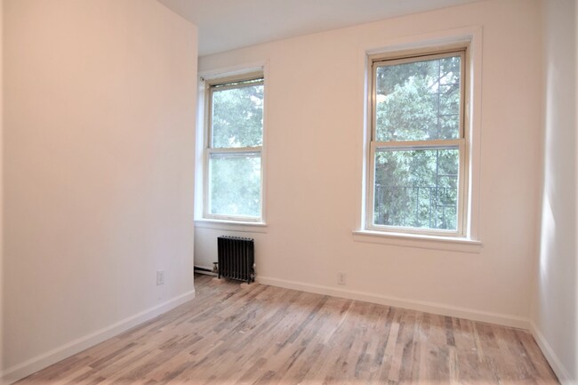 Building Photo - 1123 Halsey St