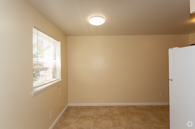 Dining Area - Jamestown Square Apartments