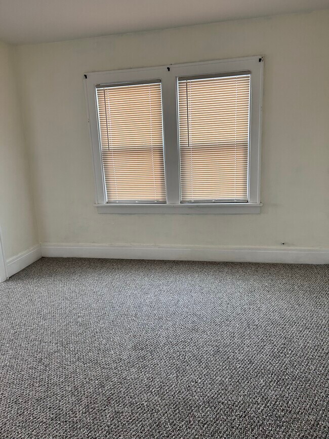 Building Photo - 173 N End Ave