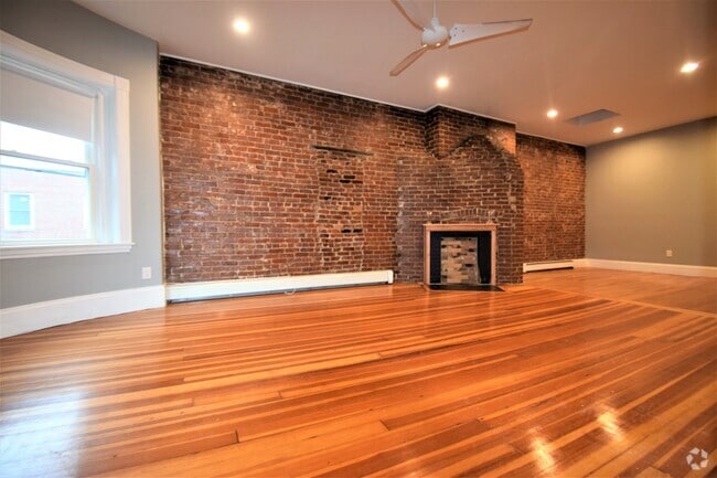 Building Photo - 1736 Beacon St