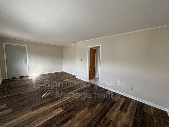 Building Photo - 10 N Main St