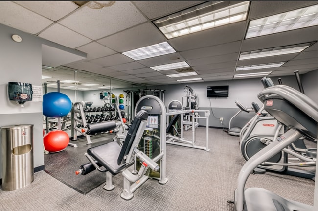 Building Photo - 6030 N Sheridan Rd