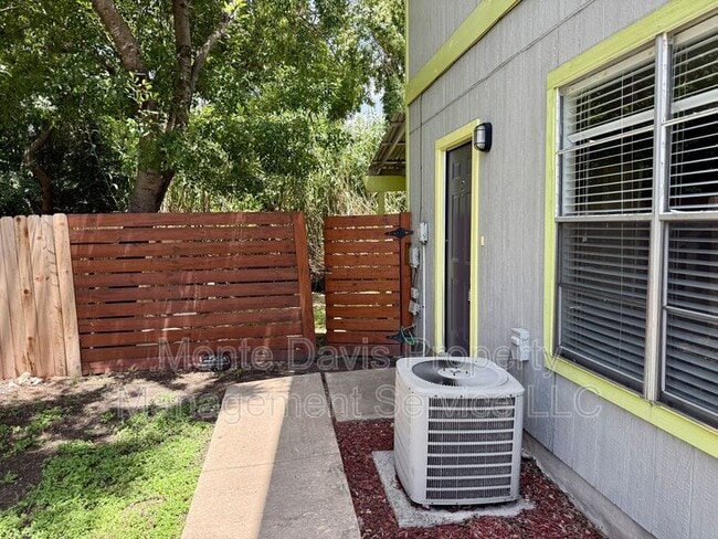 Building Photo - 1203 Southport Dr