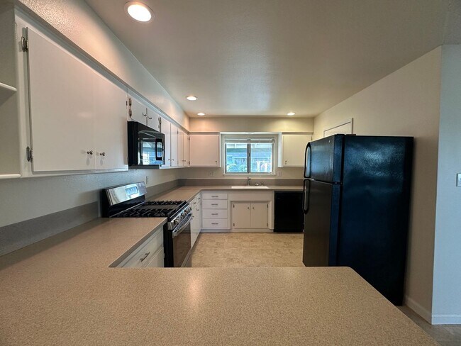 Foto del edificio - 3 BED 2 BATH UPDATED ENTERPRISE HOME WITH LARGE DECK