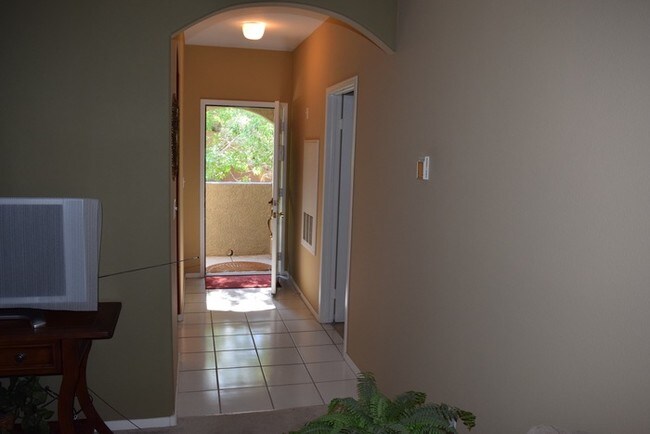 Building Photo - Resort Living! 1BR condo