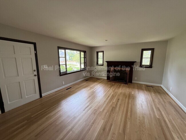 Foto del edificio - 2345 Griffith Rd