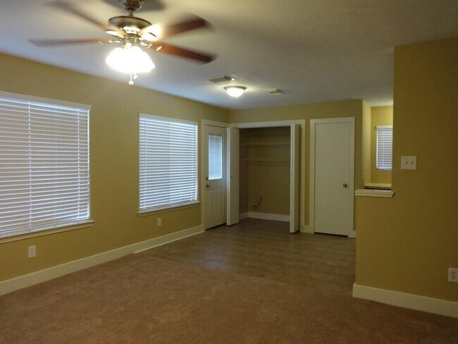 Foto del edificio - 5011 Westfield Village Dr