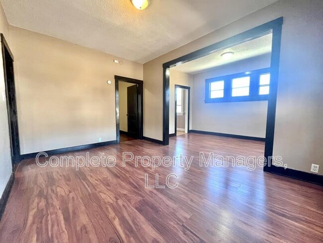 Foto del edificio - 325 E Washington St