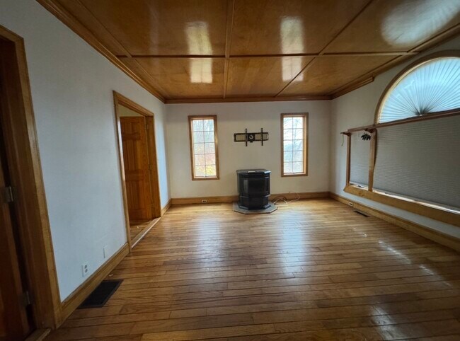 Foto del edificio - 13 Wawecus Hill Rd