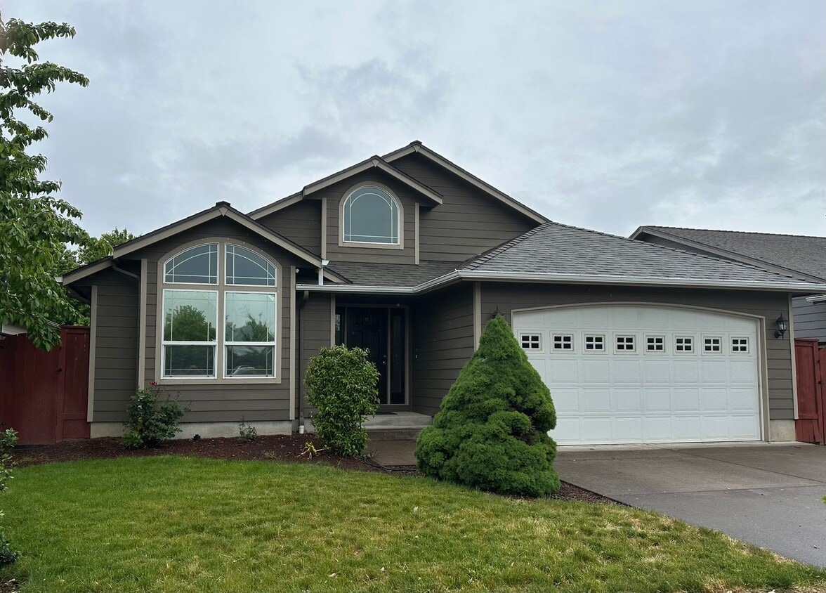 Primary Photo - Very Nice 3 Bed 2 Bath Home With Vinyl Pla...