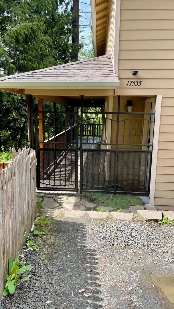 Foto del edificio - Large 2 Bedroom 2.5 Bath Home With Fenced Yard & Wrap Around Deck in Clearwood Community! Lake, T...