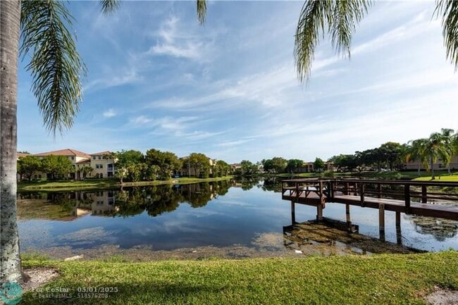 Building Photo - 250 Jacaranda Dr