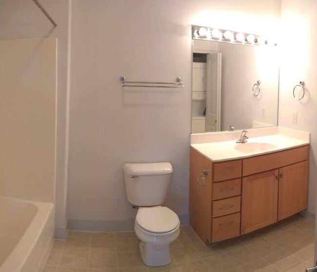 Building Photo - LARGE 1-BEDROOM, 830 SQ.FT.