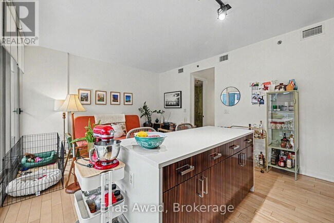 Building Photo - 300 Lisgar St