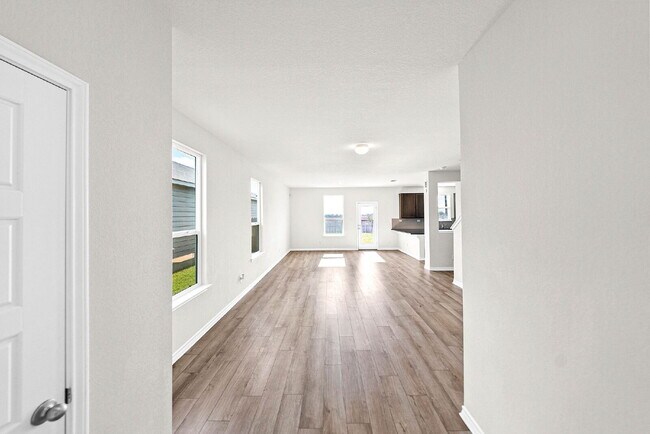 Foto del edificio - 1 MONTH FREE RENT WITH 18 - 24 MONTH LEASE!!! AVAILABLE THROUGH MARCH ONLY!